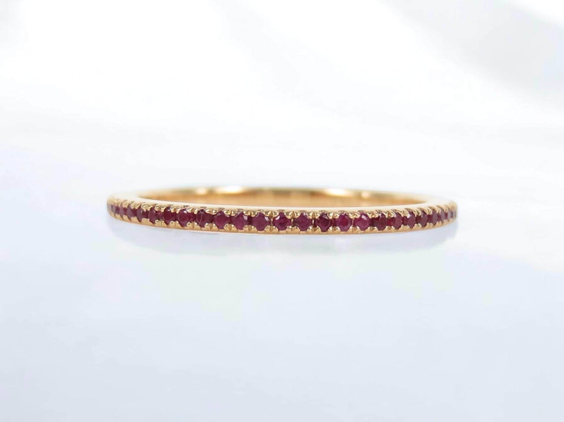 Eternity Band 18K Gold Rubin Rustikaler Stapelring Eternity Band 18K Gold Rubin Rustikaler Stapelring von ZinaFineJewelry
