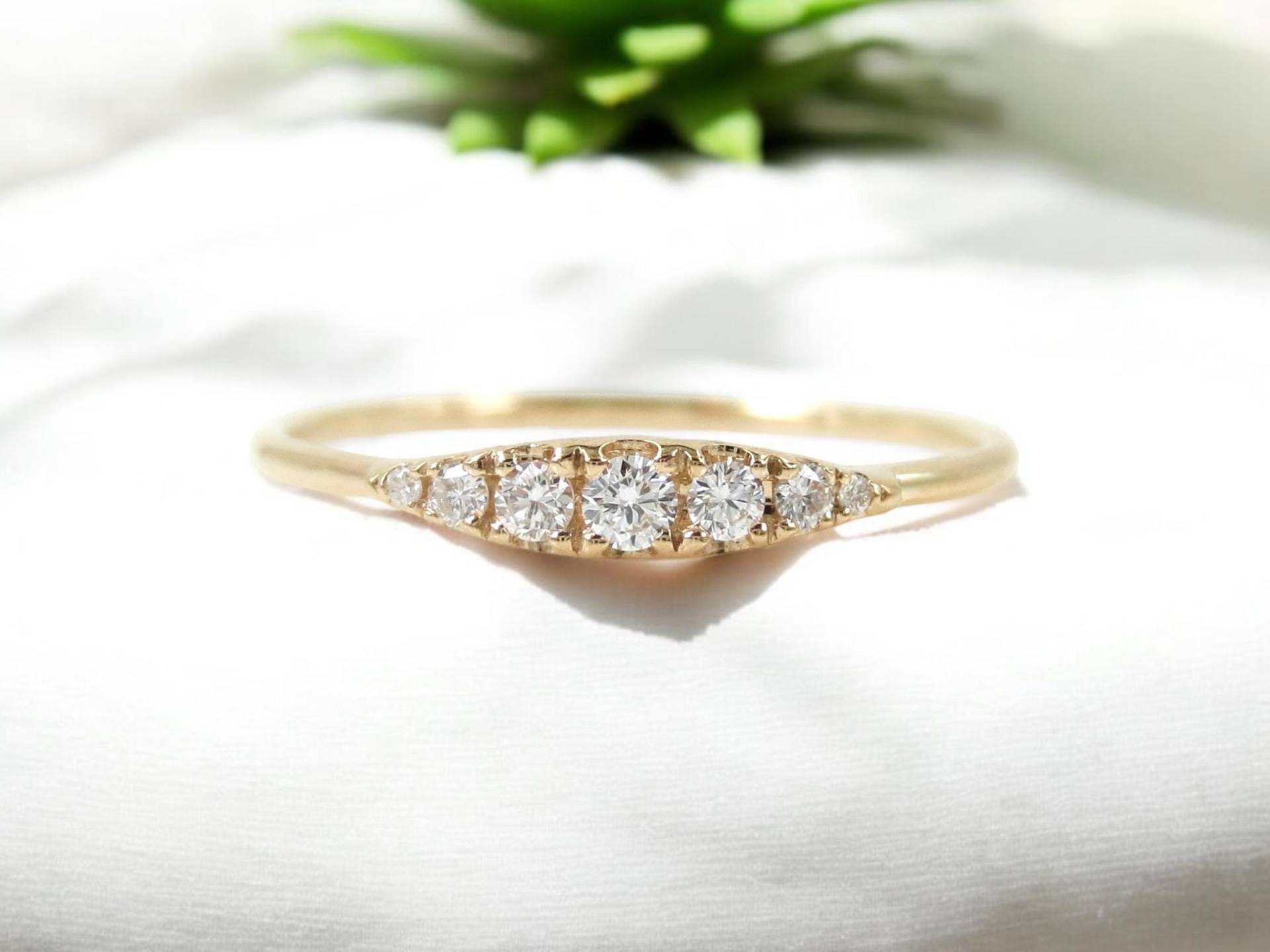 18K Gold Siebenstein Diamant Ring Abgestuftes Stapelband 18K Gold Siebenstein Diamant Ring Abgestuftes Stapelband von ZinaFineJewelry