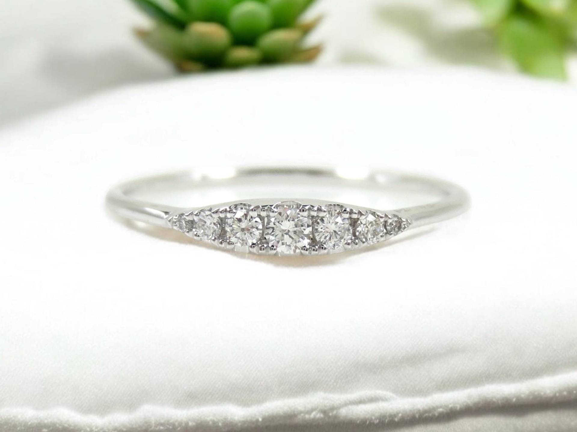 18K Gold Siebenstein Diamant Ring Abgestuftes Stapelband 18K Gold Siebenstein Diamant Ring Abgestuftes Stapelband von ZinaFineJewelry
