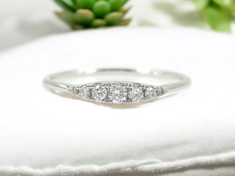 18K Gold Siebenstein Diamant Ring Abgestuftes Stapelband 18K Gold Siebenstein Diamant Ring Abgestuftes Stapelband von ZinaFineJewelry