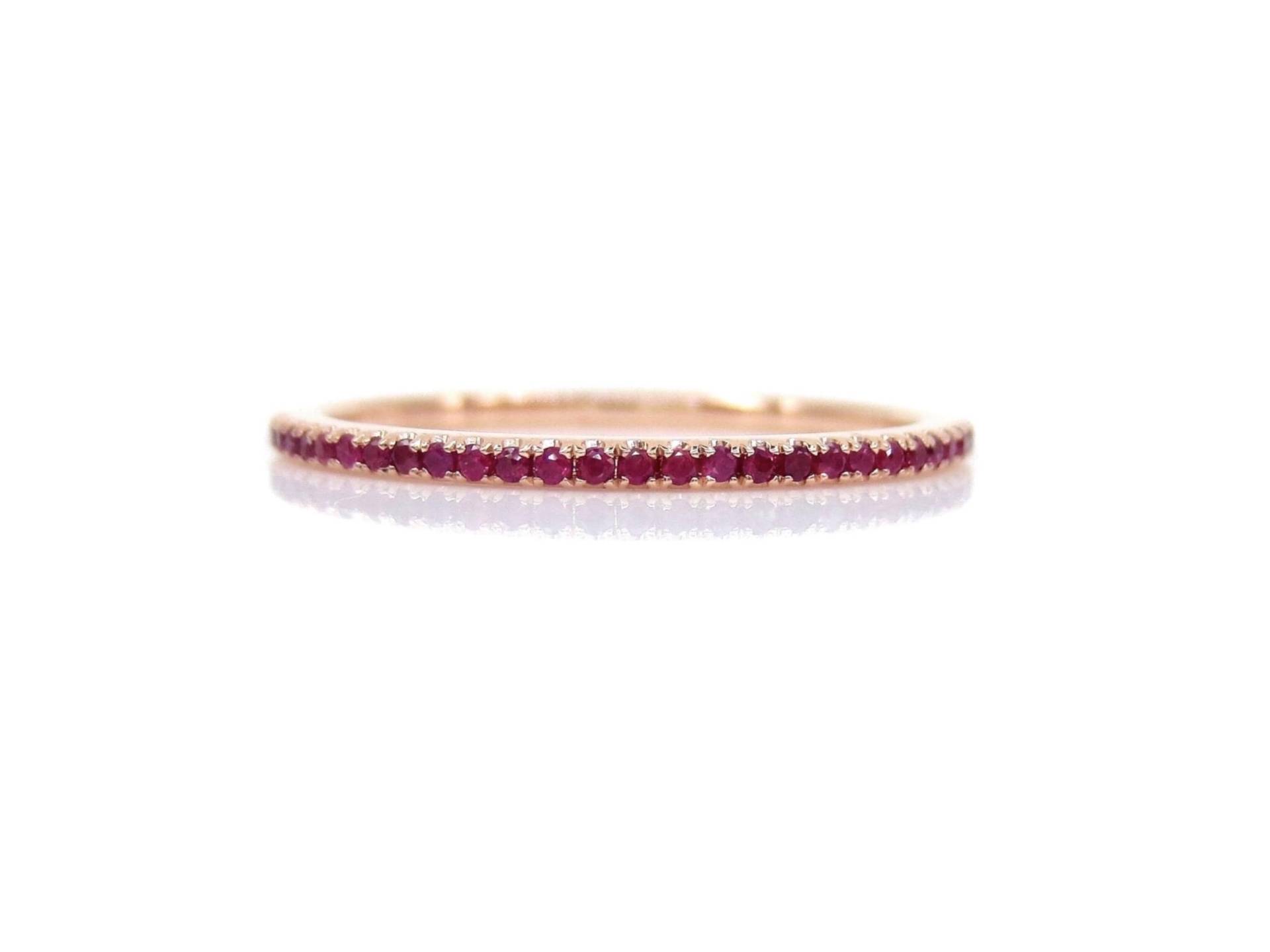 18K Rose Gold Rubin Eternity Band Stapelbarer Edelstein Ring 18K Rose Gold Rubin Eternity Band Stapelbarer Edelstein Ring von ZinaFineJewelry