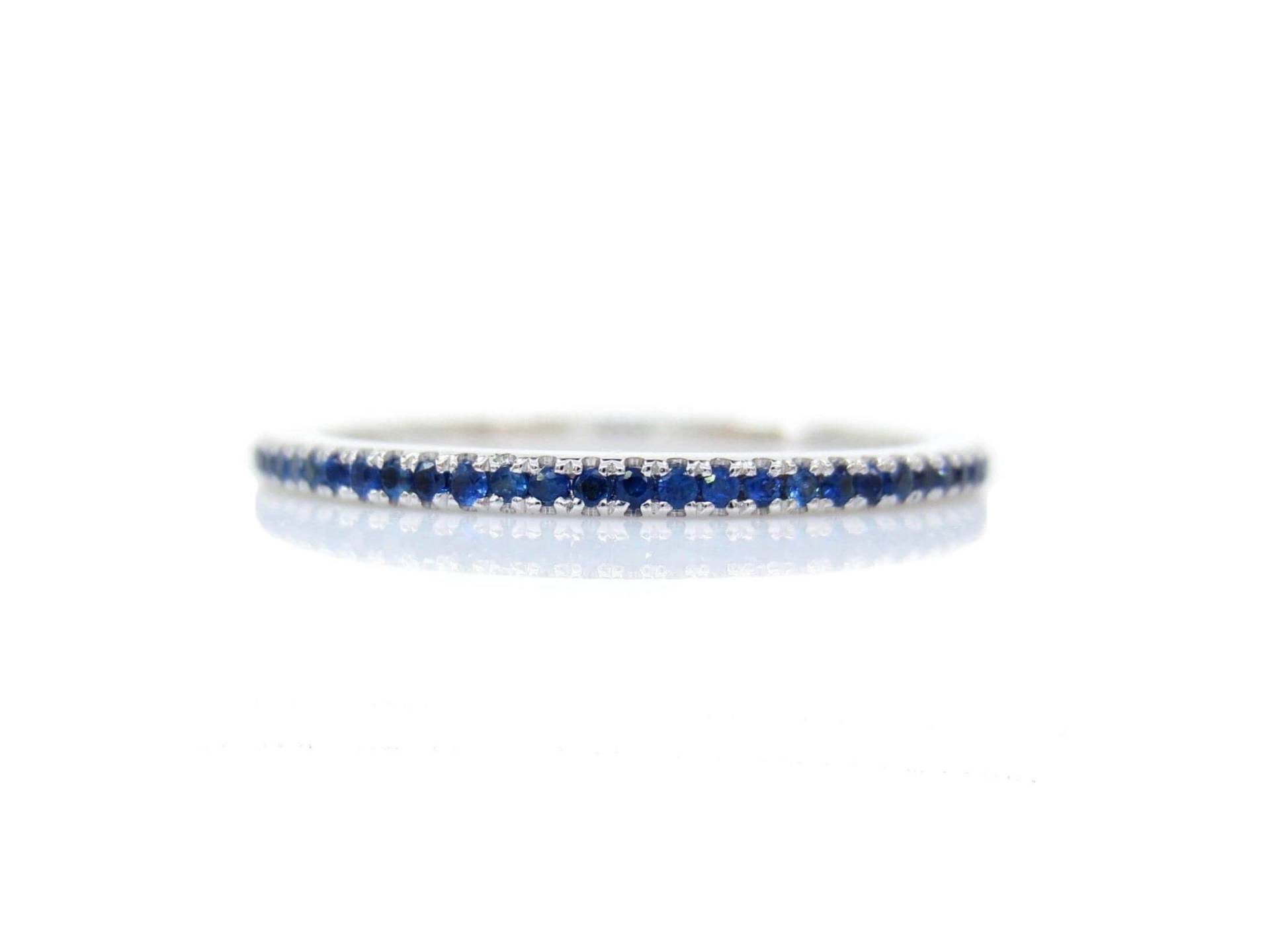 18K Weißgold Blauer Saphir Eternity Band Zierlicher Stapelbarer Ring 18K Weißgold Blauer Saphir Eternity Band Zierlicher Stapelbarer Ring von ZinaFineJewelry