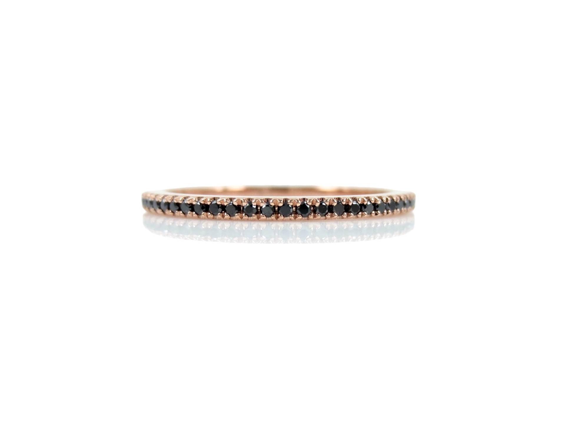 Micro Pavé Black Diamond Eternity Band 18K Rose Gold Dünner Ring Micro Pavé Black Diamond Eternity Band 18K Rose Gold Dünner Ring von ZinaFineJewelry