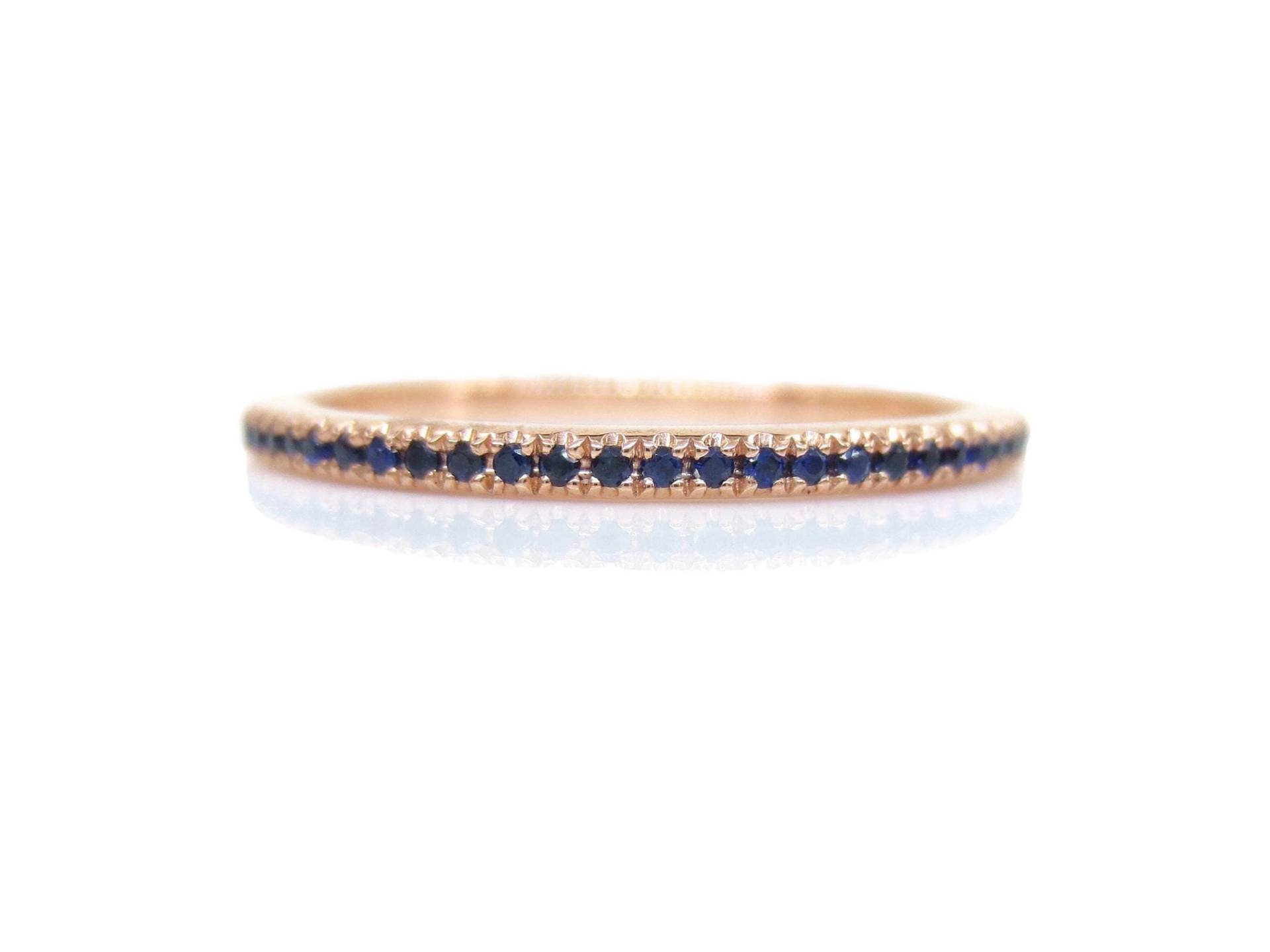 stapelbare 18K Rose Gold Saphir Eternity Band stapelbare 18K Rose Gold Saphir Eternity Band von ZinaFineJewelry