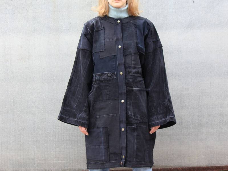 Black Patchwork Zerrissenen Denim-Mantel, Oversize Schwarze Robe, Unisex Distressed Black Mantle Black Patchwork Zerrissenen Denim-Mantel, Oversize Schwarze Robe, Unisex Distressed Black Mantle von ZinaNatko