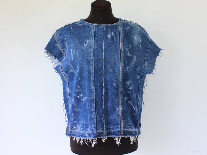 Boro Zerrissenes Jeans Top. Designer Kurzes Shirt in Blau. Kunst Unisex Baumwollstoff T-Shirt . Grunge Style Bluse. Totaler Denim-Look von ZinaNatko
