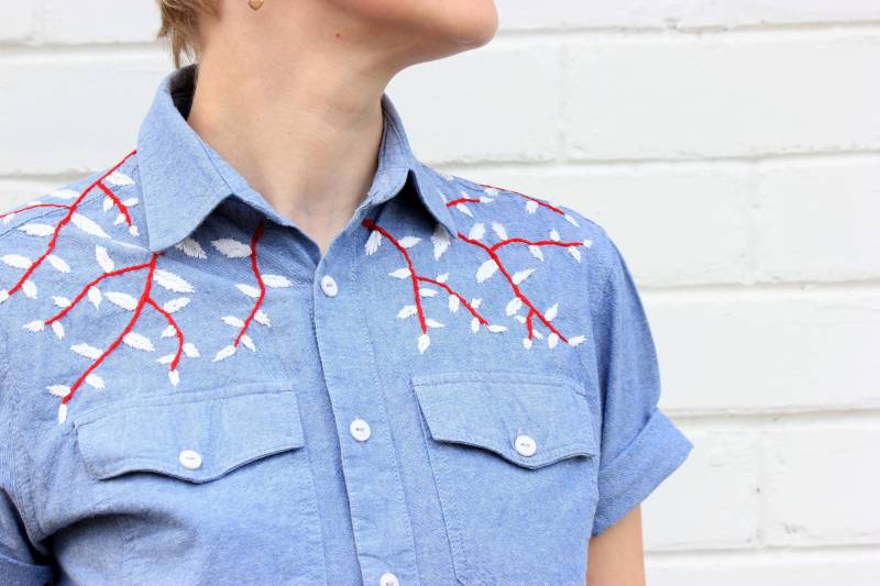 Handbesticktes Blaues Blumenhemd, Handgenähte Bluse Für Frauen, Größe M von ZinaNatko