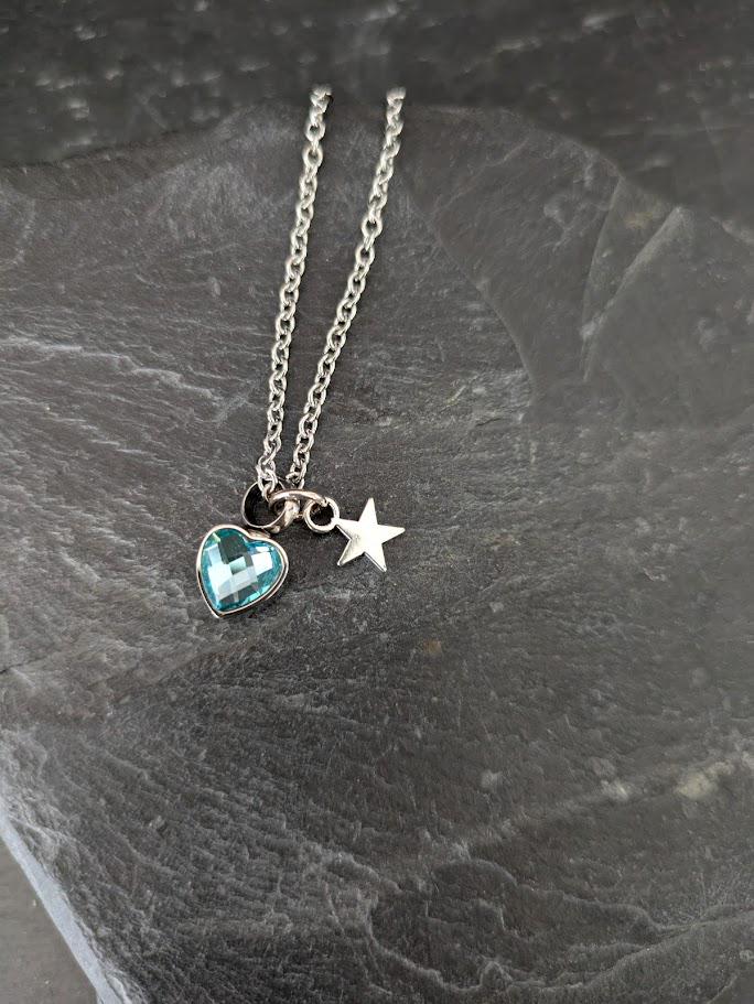 Mini Urne Zierliche Edelstahl Anhänger Christal Heart Blau Mit Feder Oder Stern von ZinouMinimanufaktur