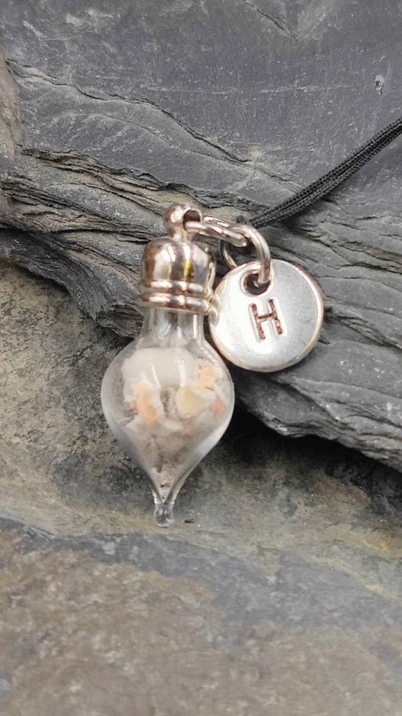 Phiole Mit Buchstaben Charm Gefüllt Fell, Asche Oder Haare, Sand, Locke, Zähnchen, Erinnerungsschmuck, Gedenkschmuck von ZinouMinimanufaktur