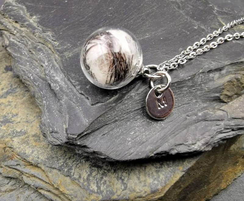 Phiole Mit Kette Gefüllt Fell, Asche Oder Haare, Blüten Vom Eigenen Brautstrauß, Erinnerungsschmuck, Gedenkschmuck, Buchstabencharm von ZinouMinimanufaktur