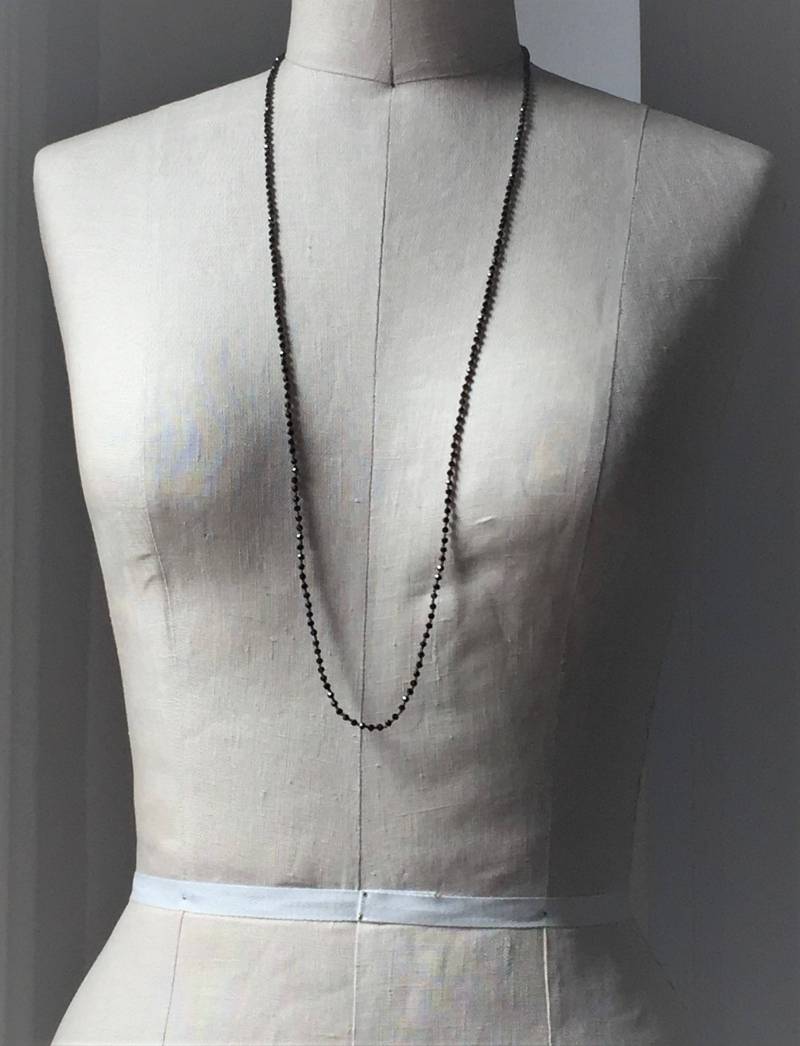 Callie-Ein Langer Infinity Kette Von 2mm Natur Facettierte Schwarze Perlen Hand Geknüpft Mit Kontrast-Thread Callie-Ein Langer Infinity Kette Von 2mm Natur Facettierte Schwarze Perlen Hand Geknüpft Mit Kontrast-Thread von ZinzanStyle
