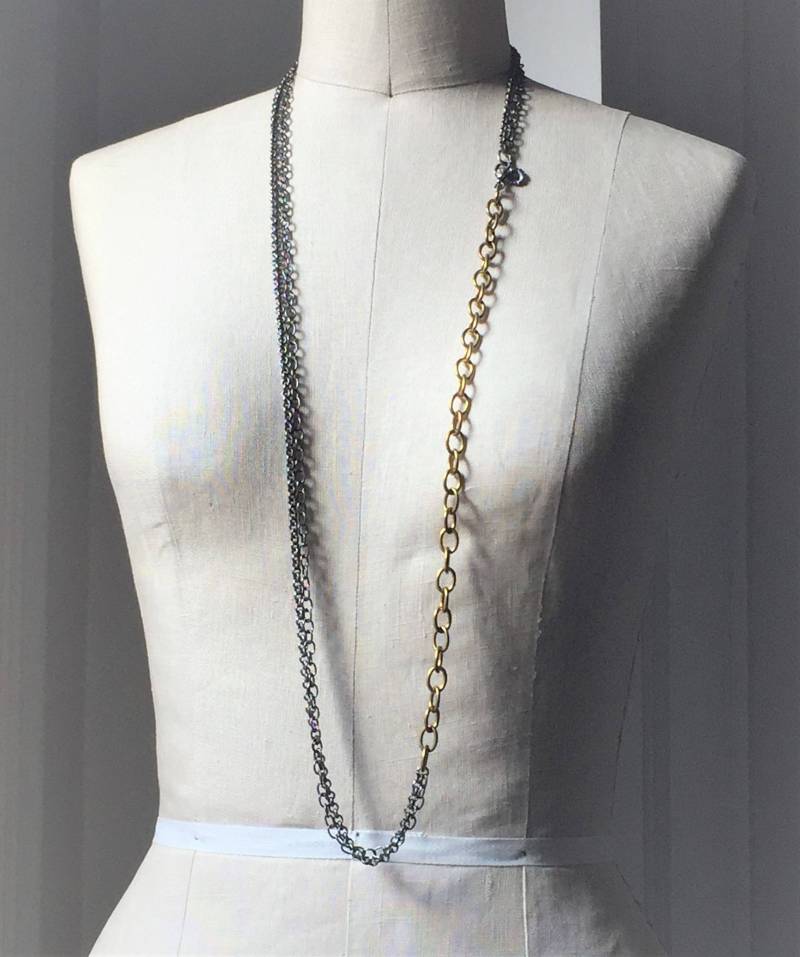 Eden-Eine Lange Halskette Aus Oxidiertem Silber & Messing Kette - Akzentuiert Mit Diamanten Besetzte Karabinerverschluss Und Sonnenblume Charme Eden-Eine Lange Halskette Aus Oxidiertem Silber & Messing Kette - Akzentuiert Mit Diamanten Besetzte Karabinerverschluss Und Sonnenblume Charme von ZinzanStyle