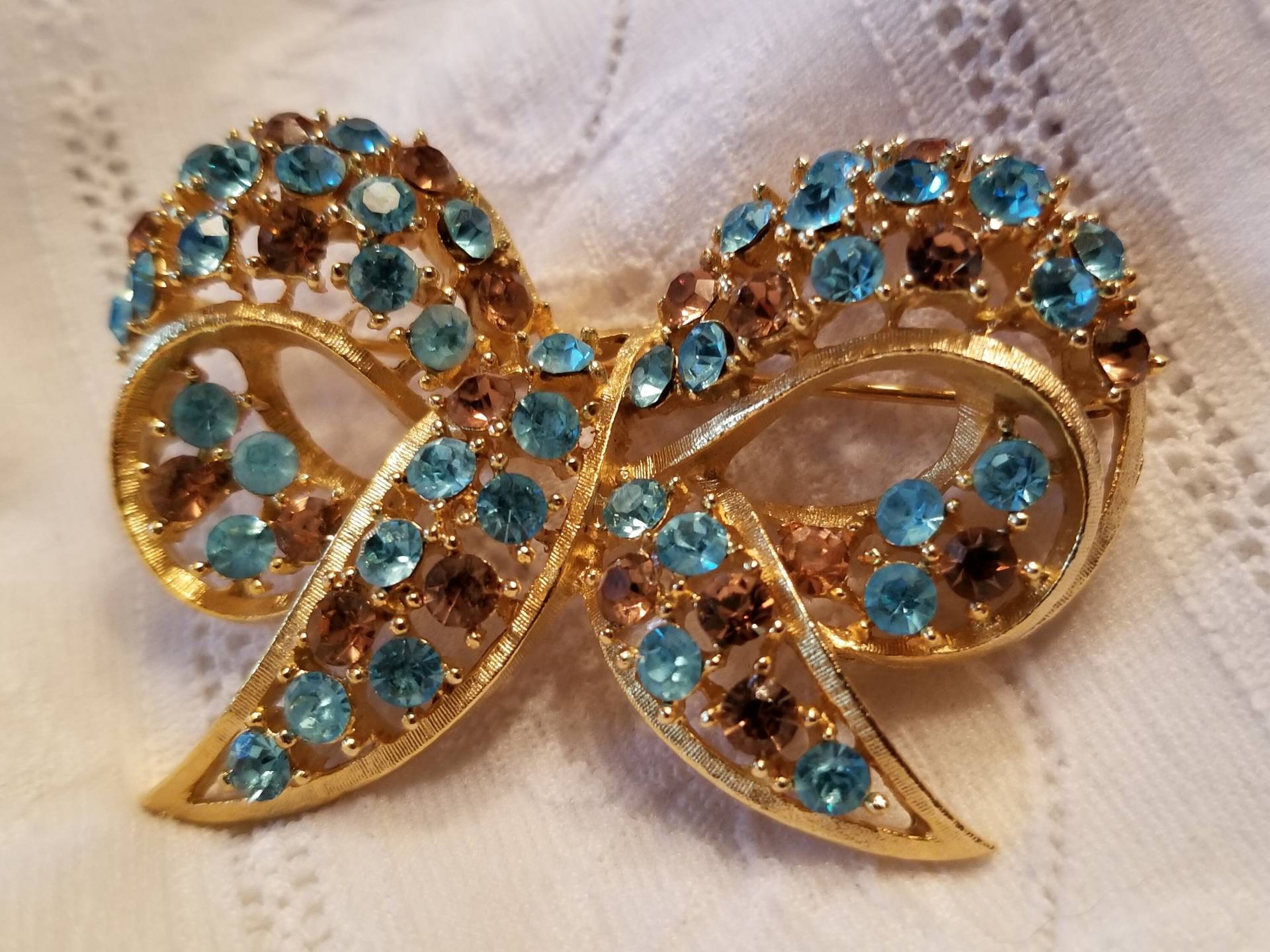 Goldfarbene Schleifen-Brosche Mit Blauem Und Braunem Strass Von Lisner von ZipZipStuff