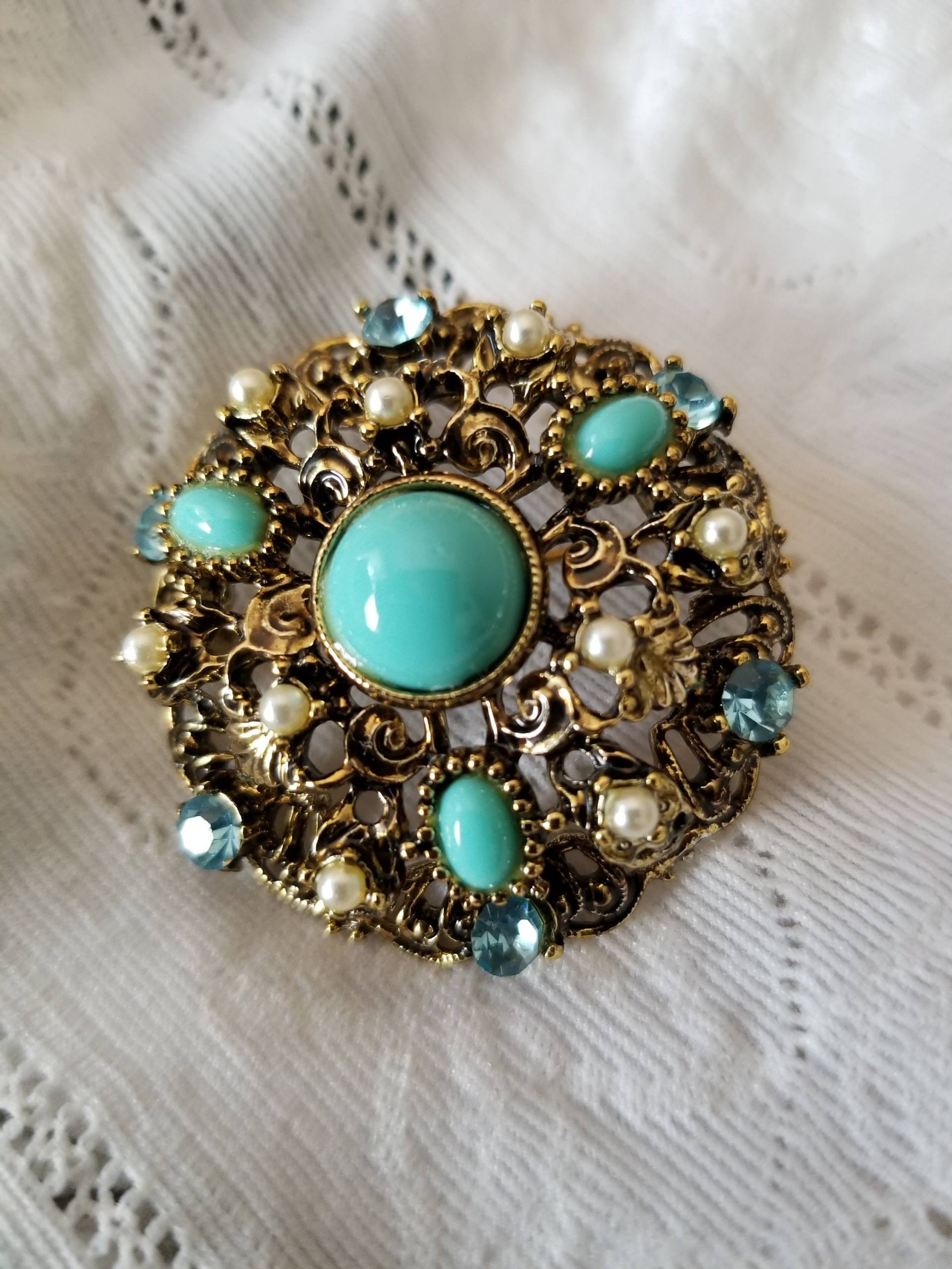 Kreisrunde Filigranbrosche Mit Blauem Strass, Künstlichen Türkisen, Perlen - Von Lisner von ZipZipStuff