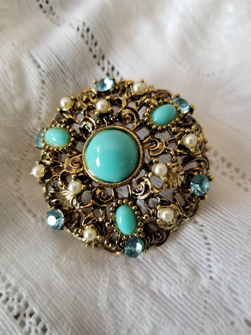 Kreisrunde Filigranbrosche Mit Blauem Strass, Künstlichen Türkisen, Perlen - Von Lisner von ZipZipStuff