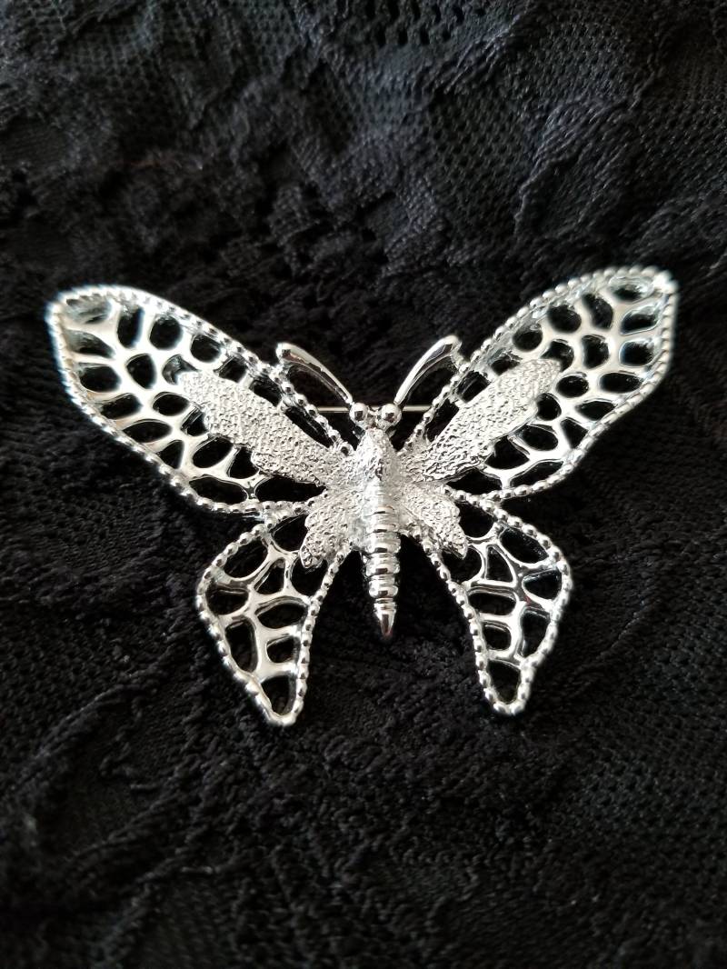 Silvertone Schmetterlingsbrosche Von Sarah Coventry, 1970 von ZipZipStuff