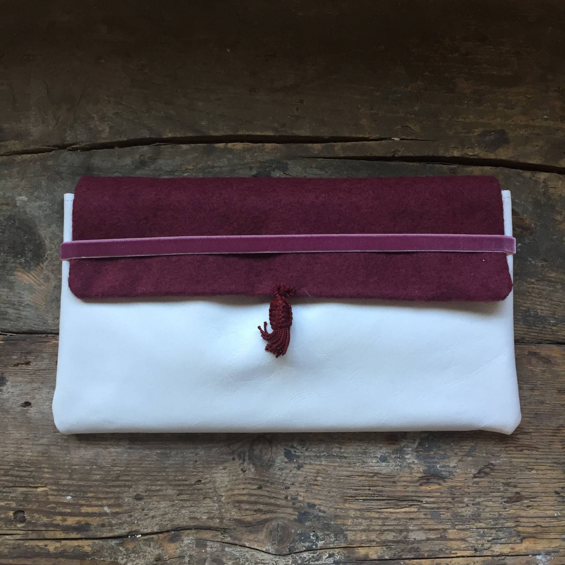 Beutel Oder Kit Aus Weißem Leder Und Gekochter Wolle Beutel Oder Kit Aus Weißem Leder Und Gekochter Wolle von Zipettelacousette