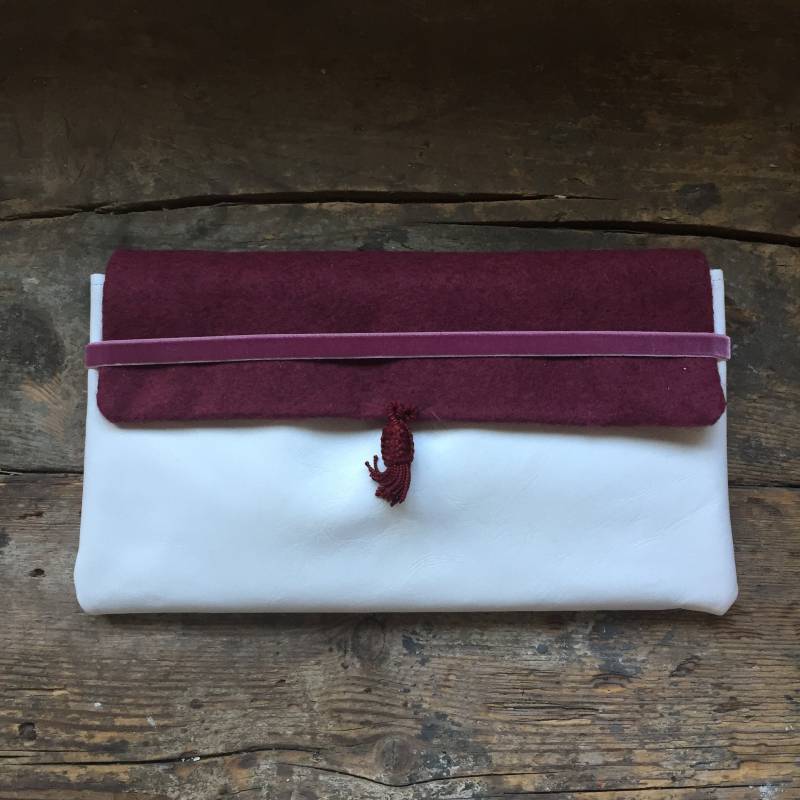 Beutel Oder Kit Aus Weißem Leder Und Gekochter Wolle Beutel Oder Kit Aus Weißem Leder Und Gekochter Wolle von Zipettelacousette