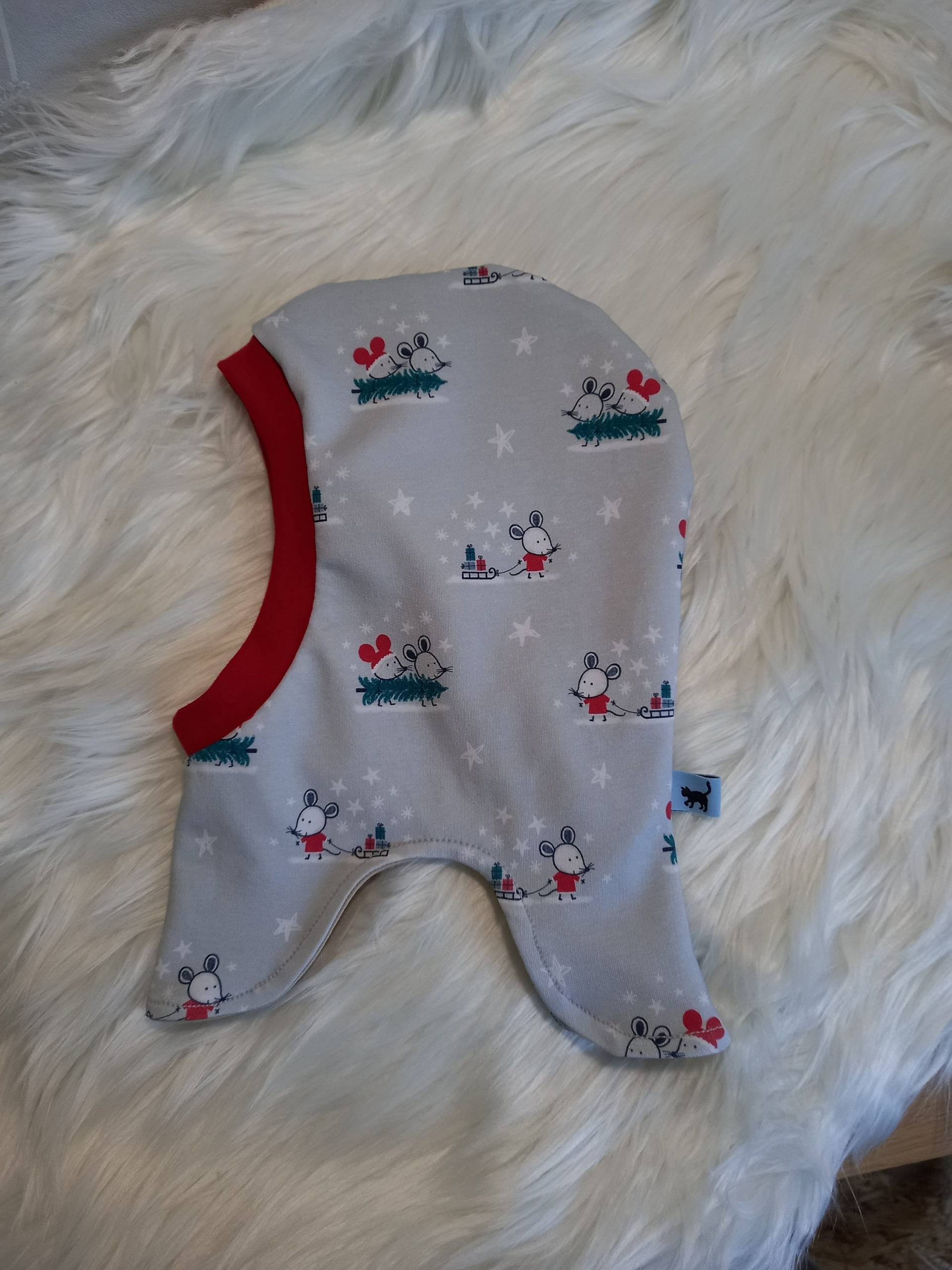 Schlupfmütze, Wendemütze Aus Bio-Jersey Und Bio-French Terry, Taupe, Weihnachtsmäuse, Lillestoff, Rot, Größe 40-57 von ZippisNaehatelier