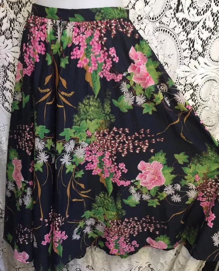 Vintage 70Er Jahre Blumen Falten Rock Schwarzes Abend Midi Vintage 70Er Jahre Blumen Falten Rock Schwarzes Abend Midi von ZippyPants