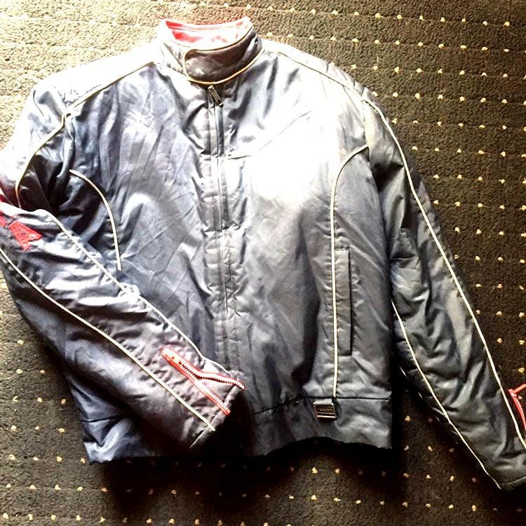 Vintage Yahama Nylon Motorradjacke Mit Reißverschlüssen Vintage Yahama Nylon Motorradjacke Mit Reißverschlüssen von ZippyPants