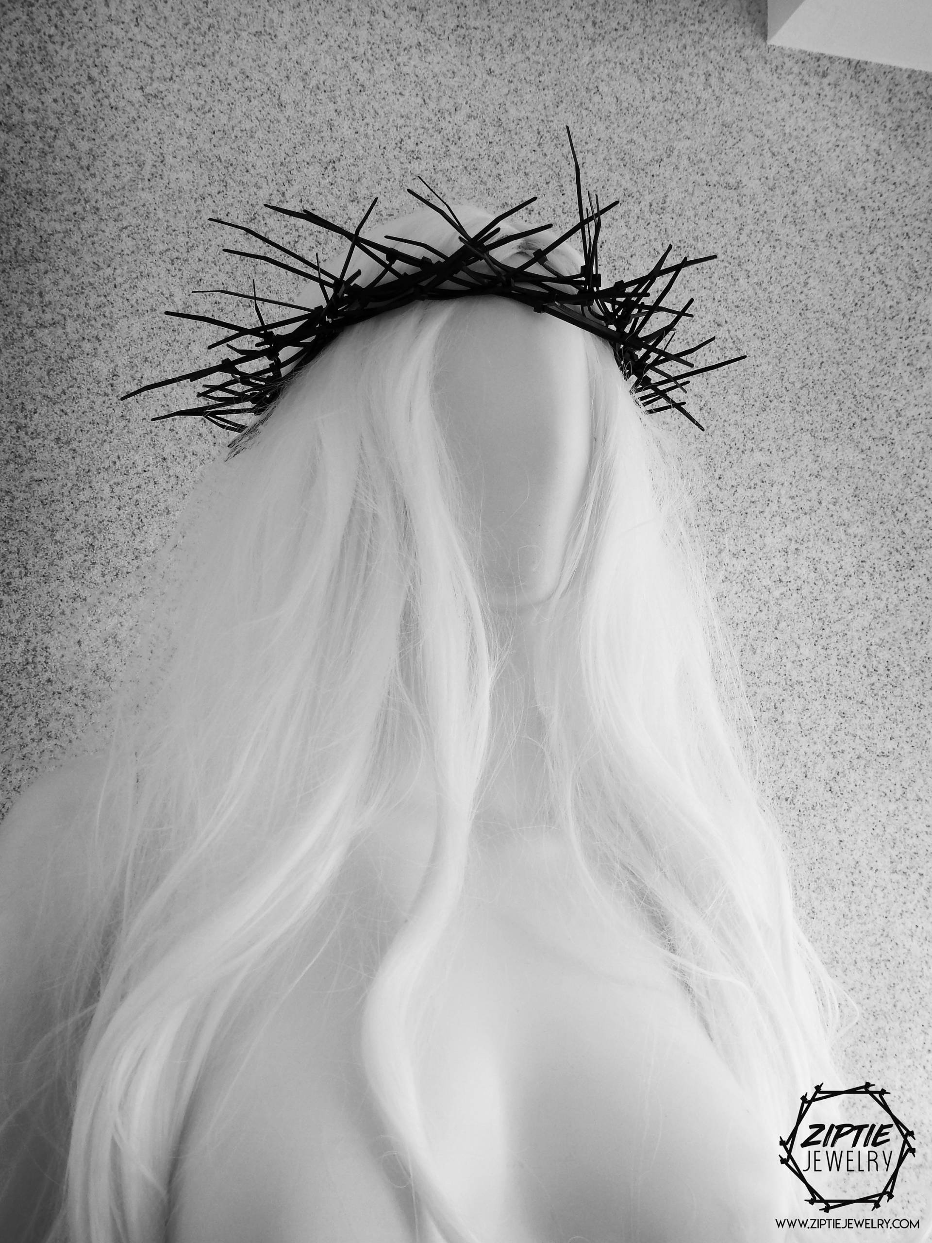 Jesus Dornen Krone/Schwarzes Religiöses Kopfstück Kruzifix Dornenkrone Christus Cosplay Spiked Kopfschmuck Reißverschluss Kopfbedeckung Jesus Dornen Krone/Schwarzes Religiöses Kopfstück Kruzifix Dornenkrone Christus Cosplay Spiked Kopfschmuck Reißverschluss Kopfbedeckung von ZiptieJewelry