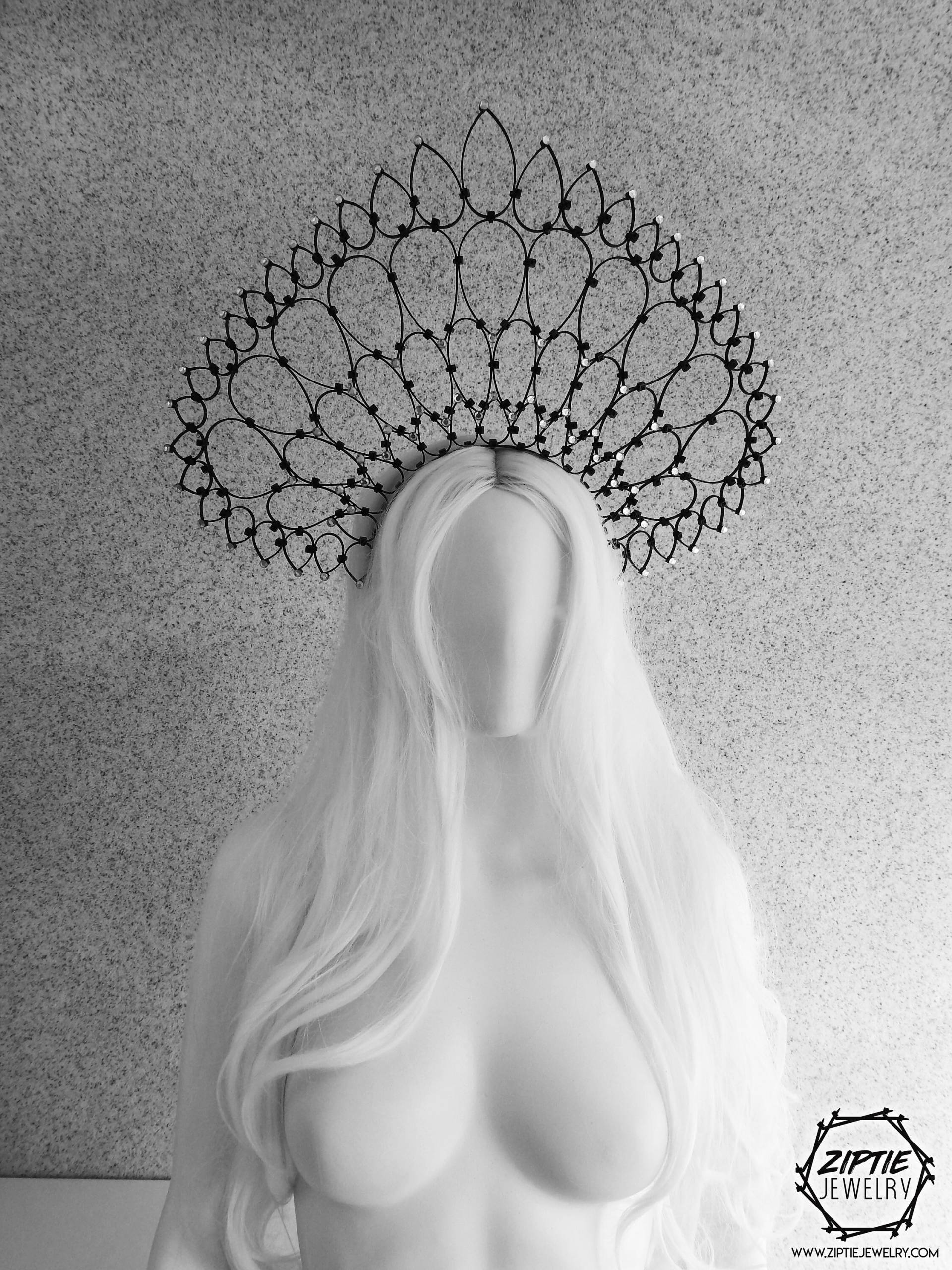 Superleichte Schwarze Krone/Zip Tie Halo Großer Kopfschmuck Riesige Tiara Große Schwarze Kopf Komfortable Lilly Superleichte Schwarze Krone/Zip Tie Halo Großer Kopfschmuck Riesige Tiara Große Schwarze Kopf Komfortable Lilly von ZiptieJewelry