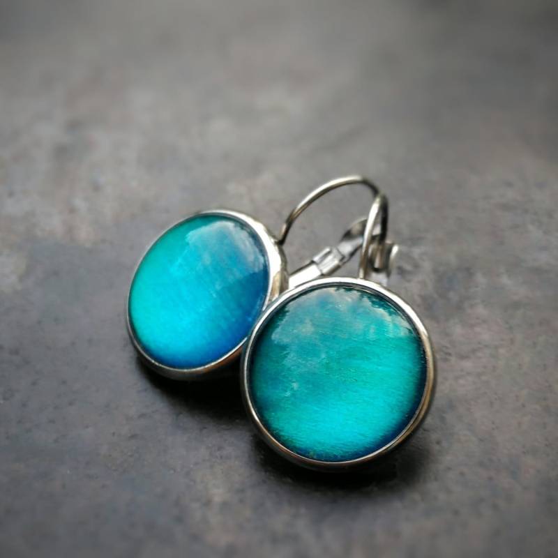 Türkisfarbene Ohrringe Für Empfindliche Ohren ~ Irisierende Glascabochon Schmuck Ohrhänger Ohrschmuck von Zirafka