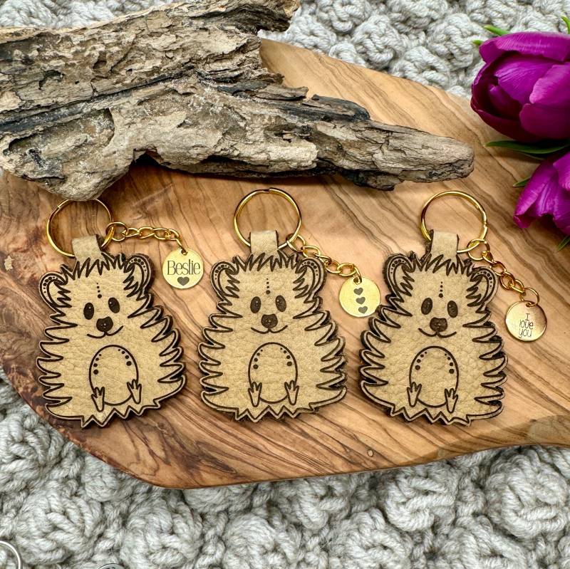 Echtleder Schlüsselanhänger, Schlüsselanhänger Igel, Echtleder, Edelstahlplättchen Mit Gravur, Taschenanhänger, Kleines Geschenk, Leder Echtleder Schlüsselanhänger, Schlüsselanhänger Igel, Echtleder, Edelstahlplättchen Mit Gravur, Taschenanhänger, Kleines Geschenk, Leder von ZitroenchenDesign