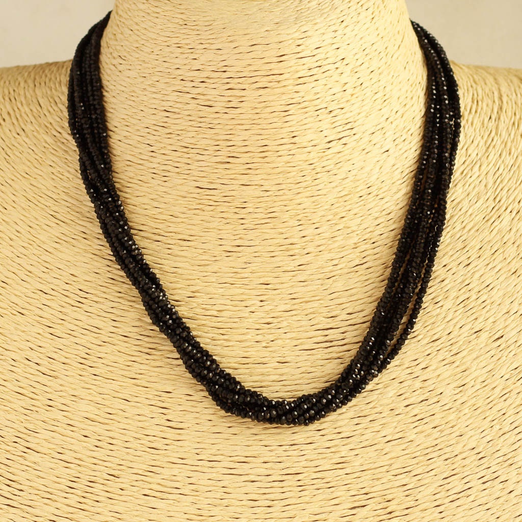 Schwarze Glasschliffperlen-Halskette 6-Linien Mangalsutra, 46cm Schwarze Glasschliffperlen-Halskette 6-Linien Mangalsutra, 46cm von ZivarCreations