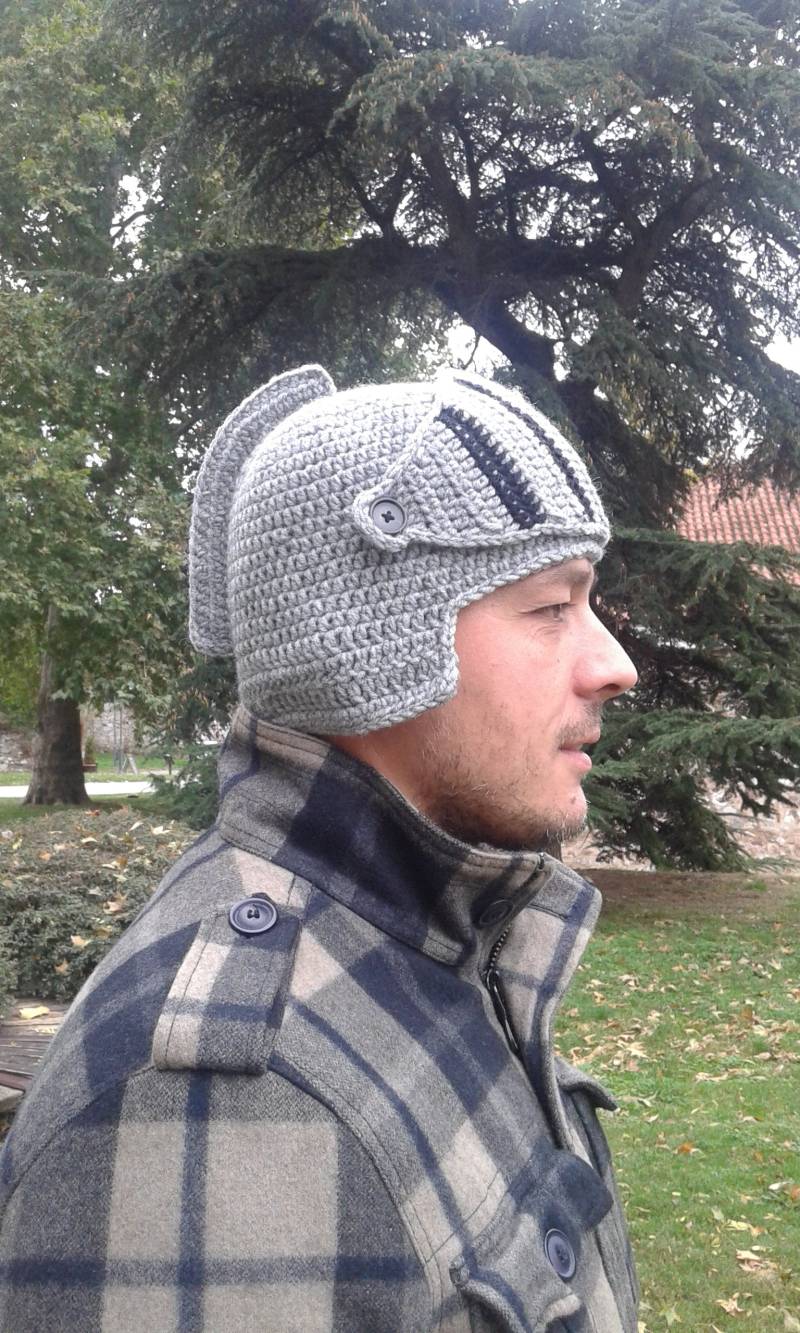 Gehäkelter Ritter Helm Hut Mit Beweglichem Visier von Zizacraft