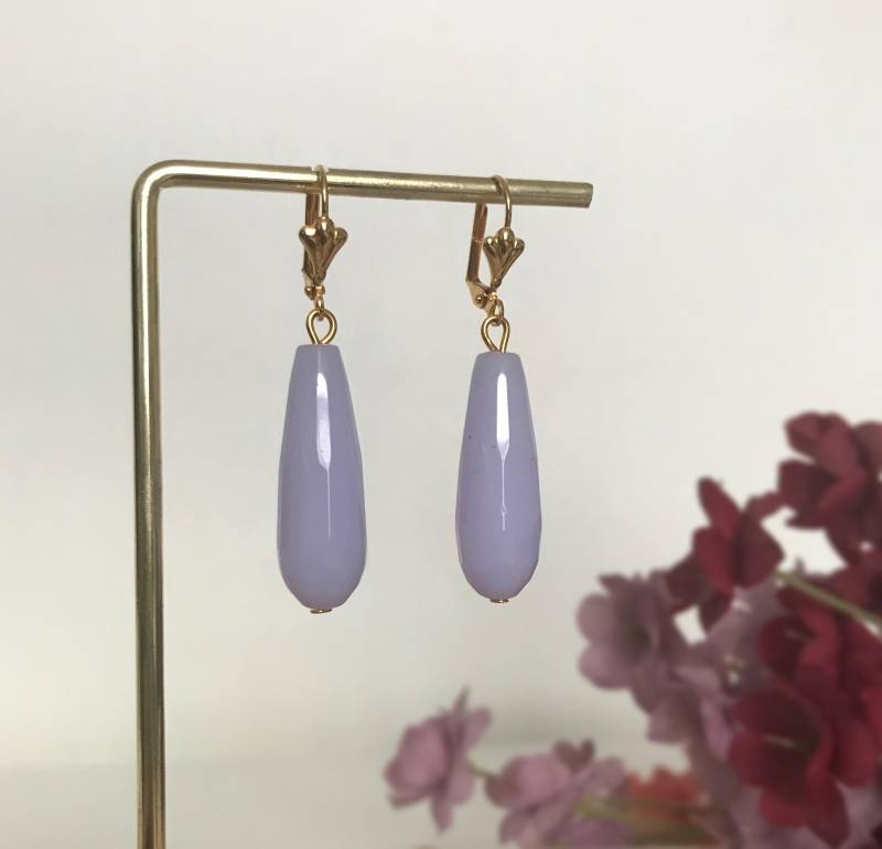 Art-Deco-Stil Vergoldete Lila Jade Quarz Stein Teardrop Ohrringe von ZiziKim