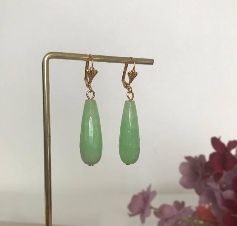 Art-Deco-stil Vergoldete Hellgrüne Chalcedon Quarzstein Teardrop Ohrringe von ZiziKim