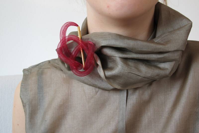Vergoldete Messing Brosche Mit Rot Kunstfaser Vergoldete Messing Brosche Mit Rot Kunstfaser von ZizouArT