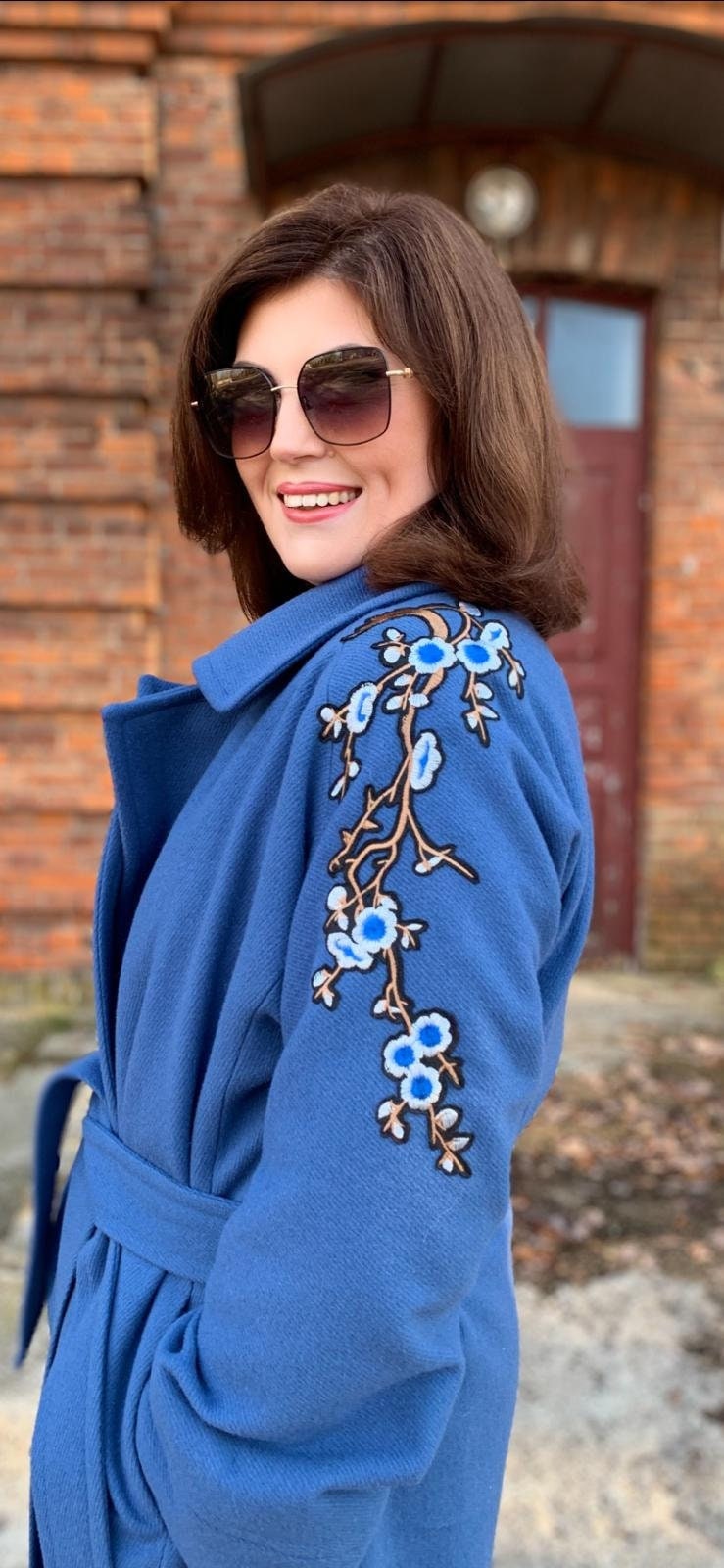 Übergroße Frühlingsblaue Jacke, Damenbekleidung Aus Wolle, Formeller Mantel Für Verschiedene Anlässe, Bestickter Langärmeliger Wollmantel von ZlataDesignShop
