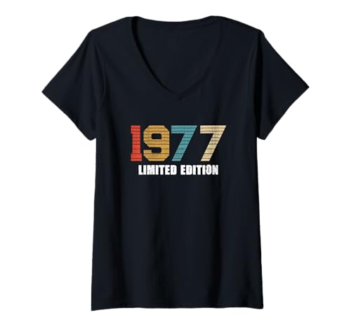 Damen 43. Geburtstag Mann 43 Jahre Junge 1977 Edition Geschenk T-Shirt mit V-Ausschnitt Damen 43. Geburtstag Mann 43 Jahre Junge 1977 Edition Geschenk T-Shirt mit V-Ausschnitt von Zocker Geburtstag Geschenk Geboren Deko idee Co.