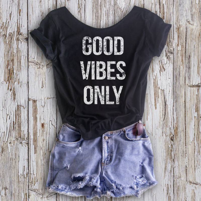 Good Vibes Only Slouchy T-Shirt - Frauen Schulterfrei. Kaufen Sie 2 Artikel Und Erhalten 1 Gratis Tshirt von ZodiaTees