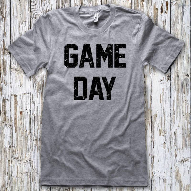 Game Day Unisex T-Shirt Ultraweiche, Ringgesponnene Baumwolle, 4 Farben. Kaufen Sie 2 Artikel Und Erhalten 1 Gratis Tshirt von ZodiaTees