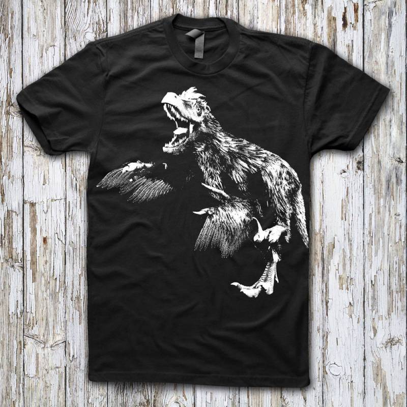 Gefiedertes Raptor Shirt Unisex Velociraptor T-Shirt, Schwarze, Ringgesponnene Baumwolle. Kaufen Sie 2 Artikel Und Erhalten 1 Gratis Tshirt von ZodiaTees