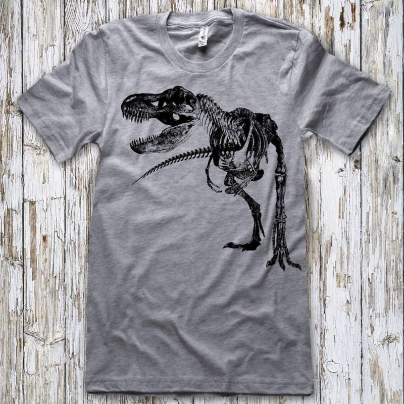 T-Rex Skeleton Shirt Unisex T-Shirt Aus Ringgesponnener Baumwolle. Kaufen Sie 2 Artikel Und Erhalten 1 Gratis Tshirt von ZodiaTees