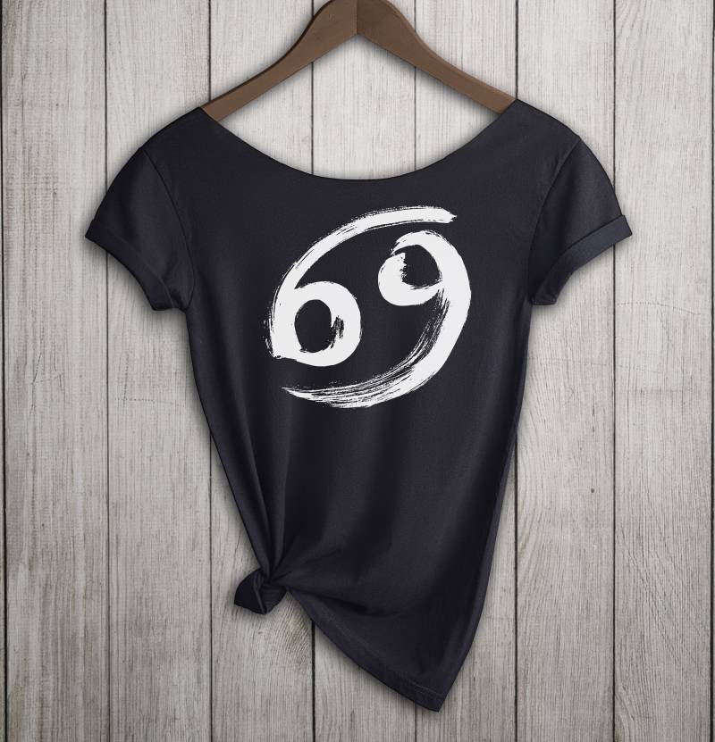 Krebs Sternzeichen Shirt Damen Slouchy Off Shoulder T-Shirt. Kaufen Sie 2 Artikel Und Erhalten 1 Gratis Tshirt von ZodiaTees
