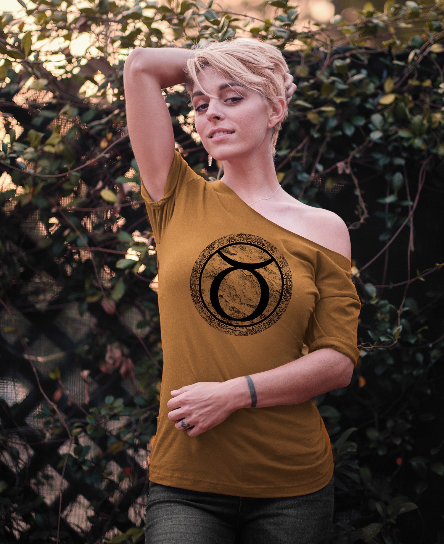 Slouchy T-Shirt Stier Astrologie Geschenk von ZodiaTees