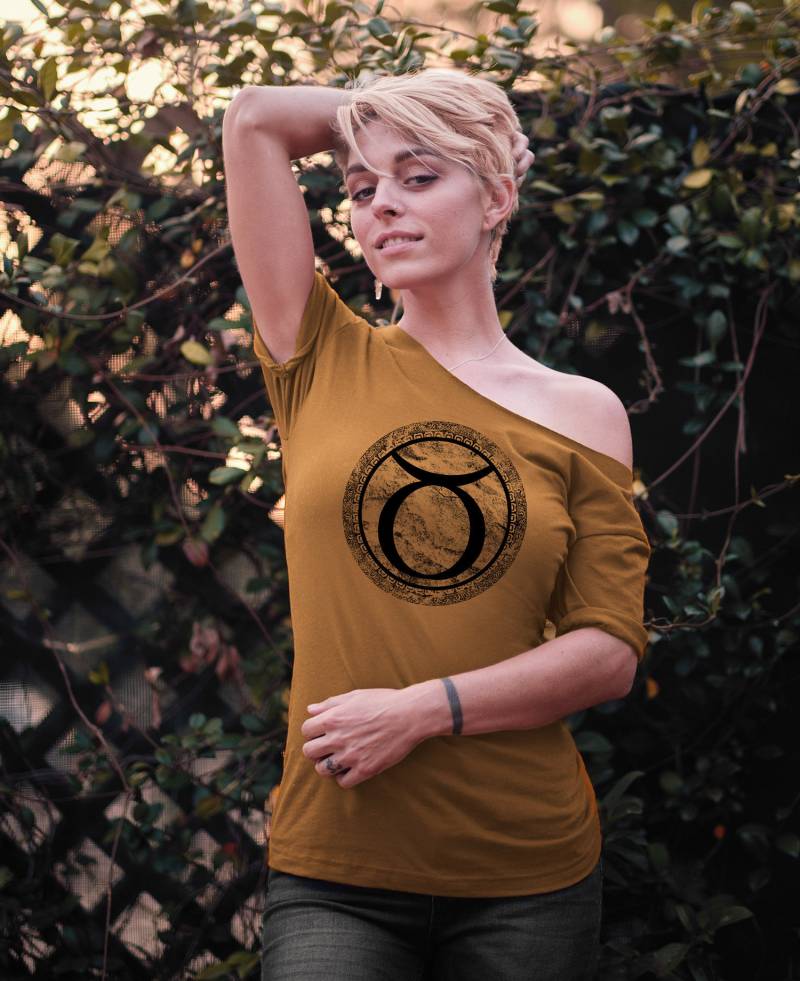 Slouchy T-Shirt Stier Astrologie Geschenk von ZodiaTees