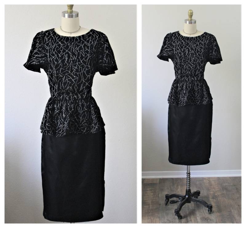 Vintage 1980Er 80Er Schwarzer Samt Silber Metallic Faden Schimmerndes Peplum Wiggle Cocktailkleid von ZodiacVintageCo