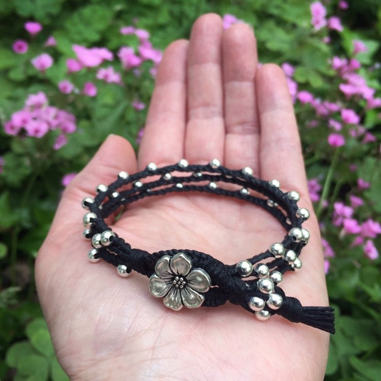 Blumen Armband - Geflochtenes Schwarz Und Silber Wickelarmband Bettel Stiefmütterchen von ZoeBirdDesigns