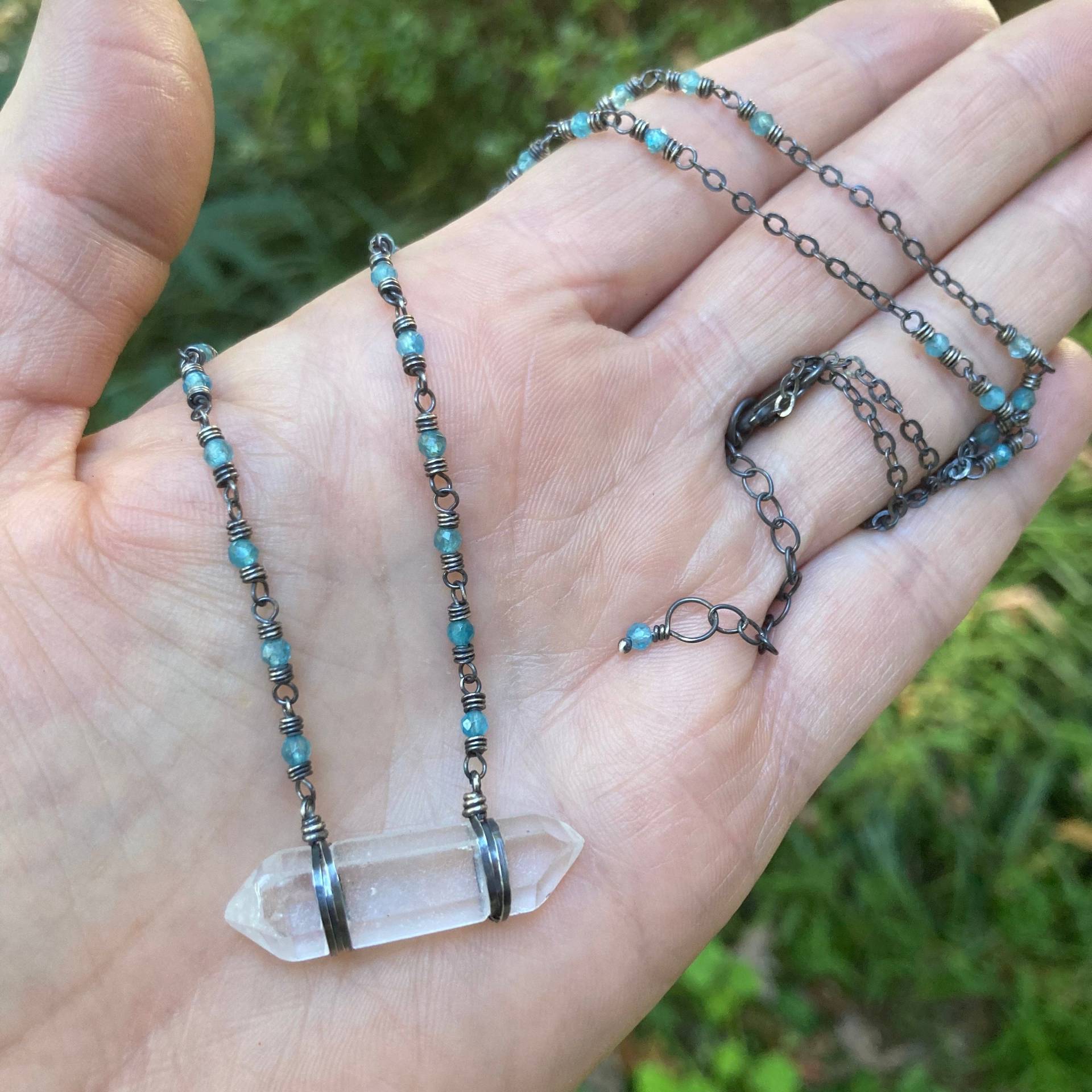 Draht Gewickelt Kristall Halskette - Roh Bar Apatit Blauer Edelstein Und Silber Punkt Anhänger von ZoeBirdDesigns