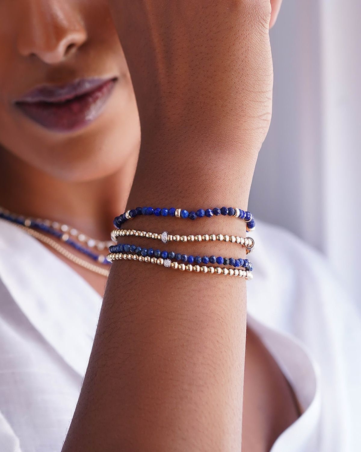 Armband Aus 14-Karätigem Gold Mit Blauen Lapislazuli-Segmentperlen von ZoeLevJewelry