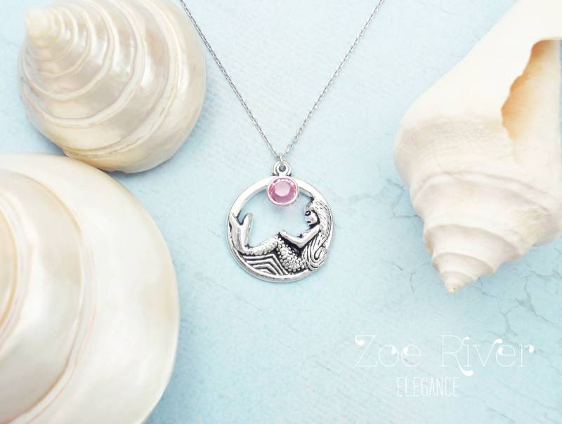 Personalisierte Geburtsstein Initiale Und Meerjungfrau Halskette. Silberne Meerjungfrau, Peridot, Türkis, Smaragd, Turmalin, Rosa, Blau, Grün von ZoeRiverElegance