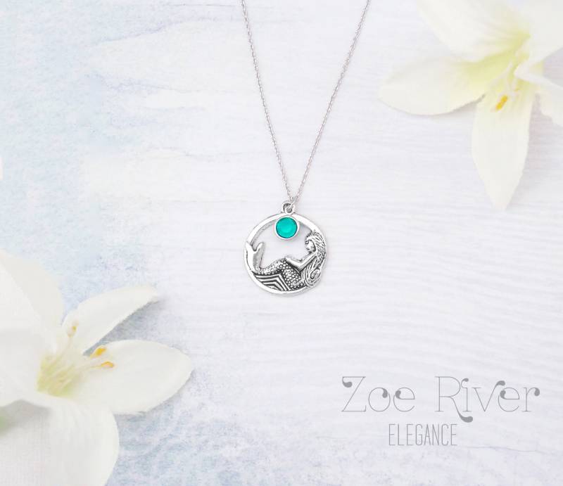 Personalisierte Geburtsstein Initiale Und Meerjungfrau Halskette. Silberne Meerjungfrau, Peridot, Türkis, Smaragd, Turmalin, Rosa, Blau, Grün von ZoeRiverElegance