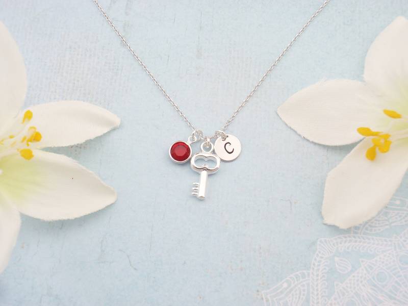Silber Personalisierte Geburtsstein, Initial Und Schlüssel Halskette. Zierliche Schlüsselkette. Geburtsstein Schmuck, Initiale Monogramm Halskette von ZoeRiverElegance